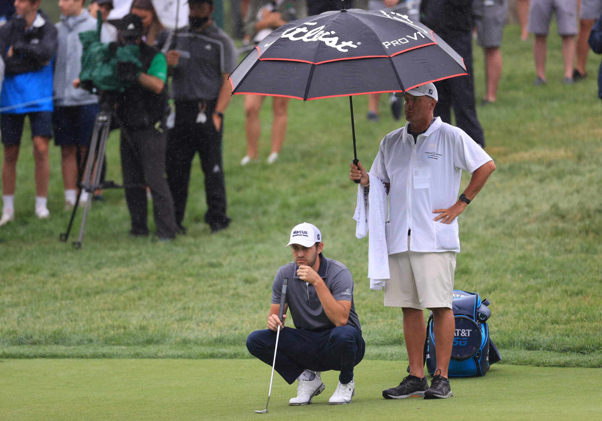 How caddies keep their players calm in high-pressure moments